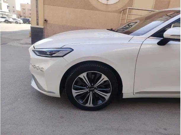 Car image 9
