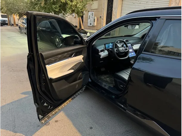 Car image 11