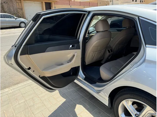 Car image 12