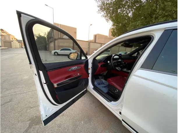 Car image 10
