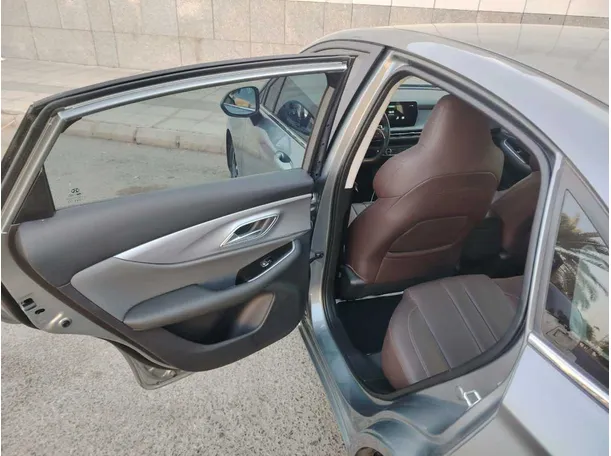 Car image 16