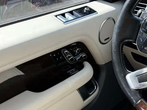 Car image 30