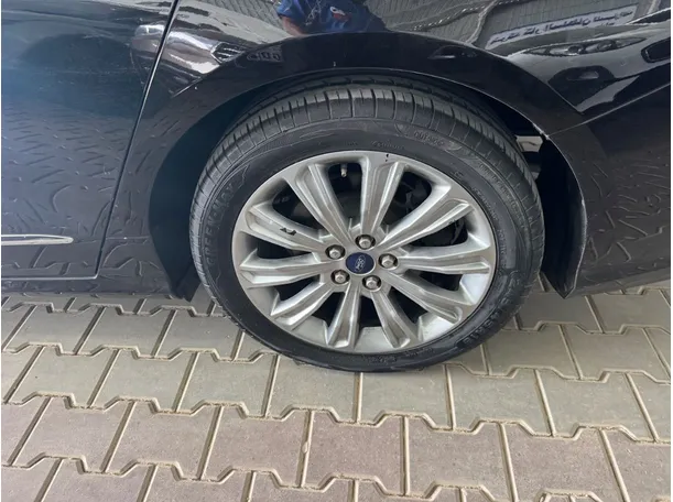 Car image 9