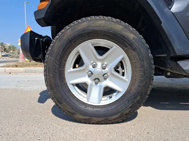 Car image 9