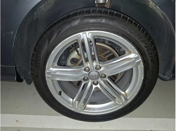 Car image 10