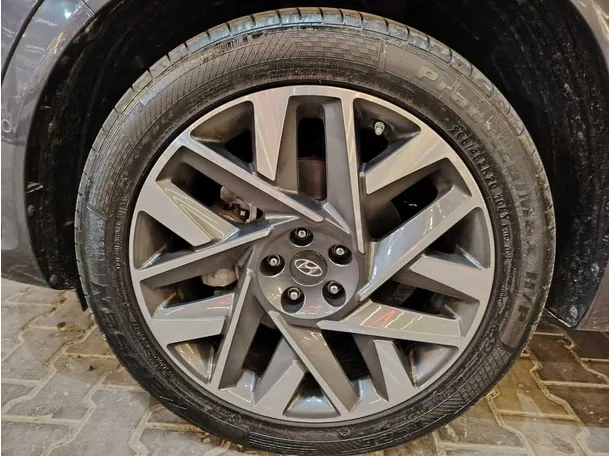 Car image 10
