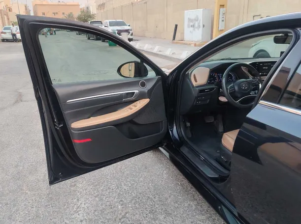 Car image 11