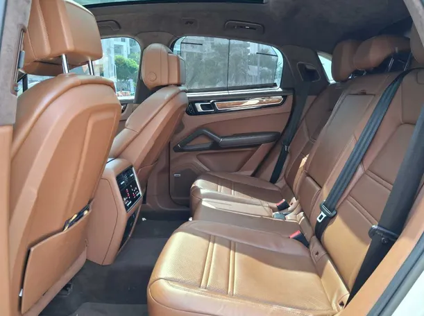 Car image 13