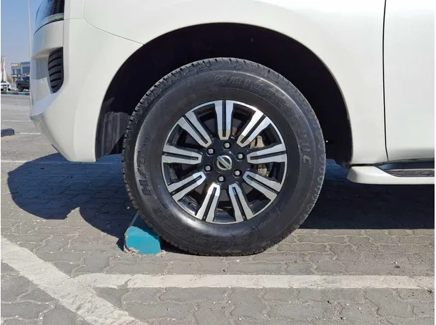 Car image 9