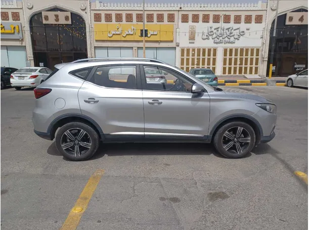 Car image 4