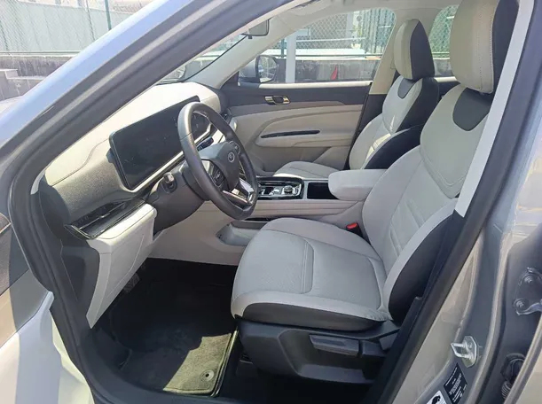 Car image 16
