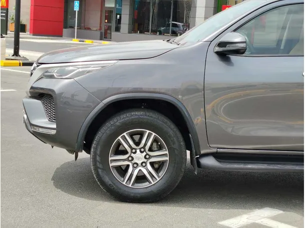 Car image 9