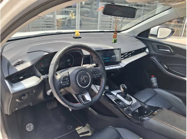 Car image 11