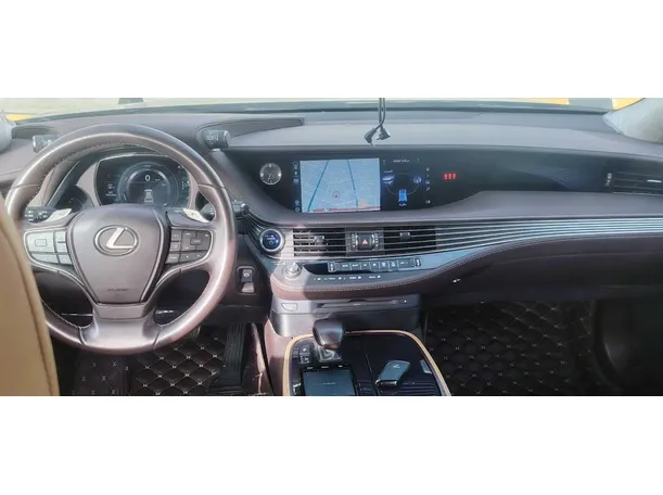 Car image 19