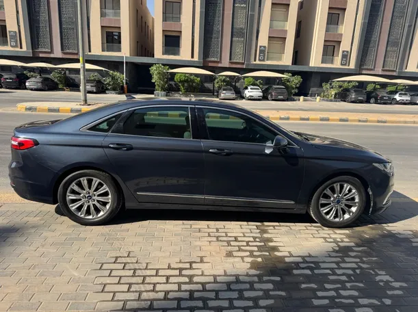 Car image 4