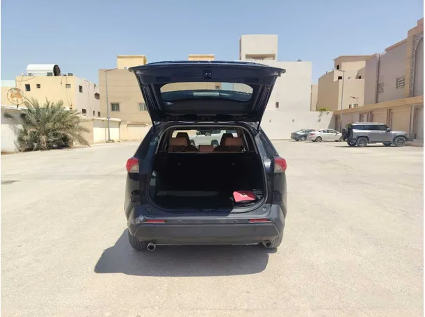 Car image 25