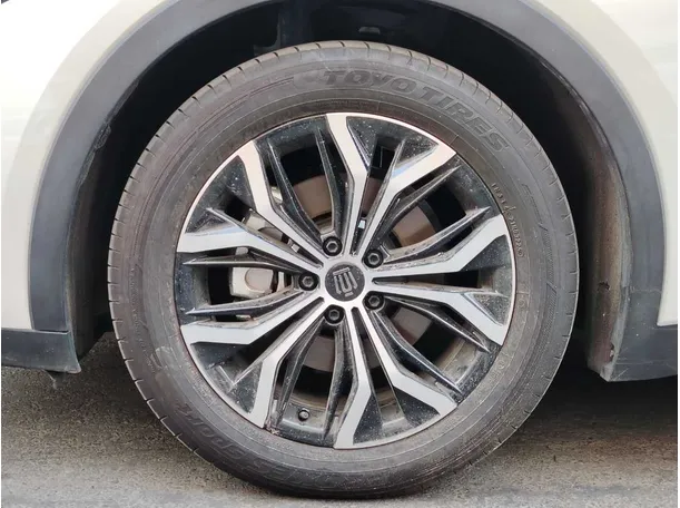 Car image 10