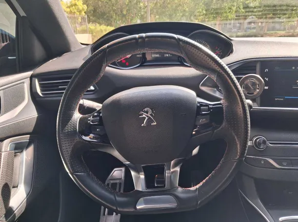 Car image 17