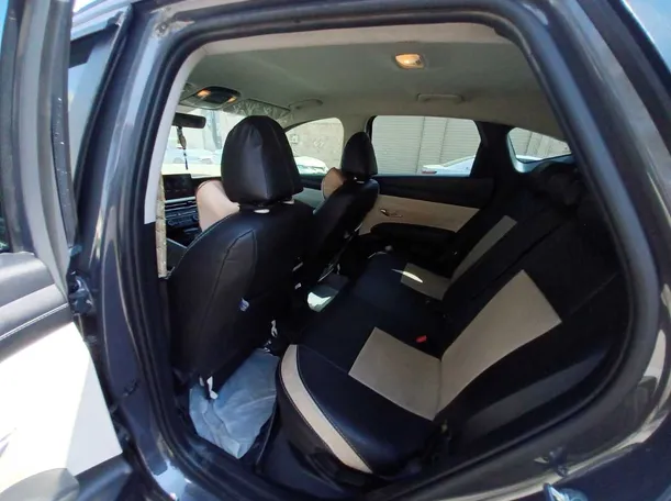 Car image 11