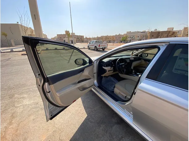 Car image 10