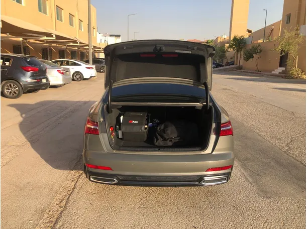 Car image 19