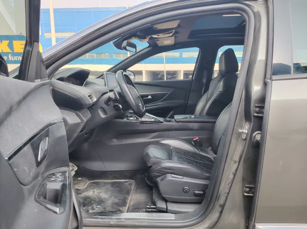 Car image 12