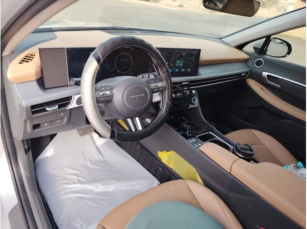 Car image 12