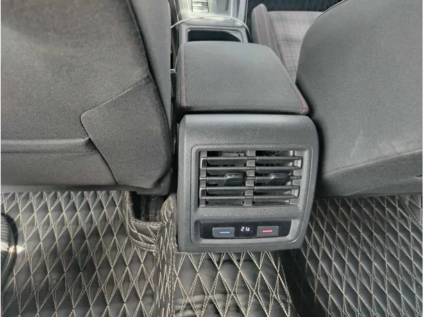Car image 32