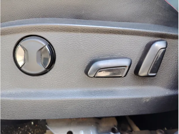 Car image 30