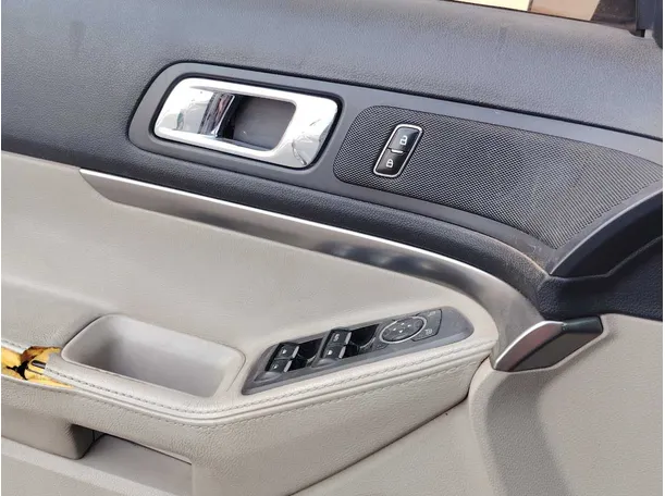 Car image 25