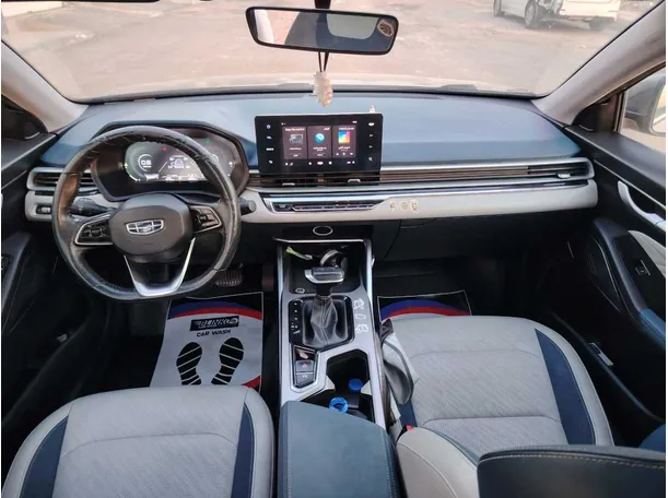 Car image 19