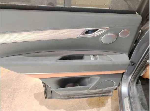 Car image 32