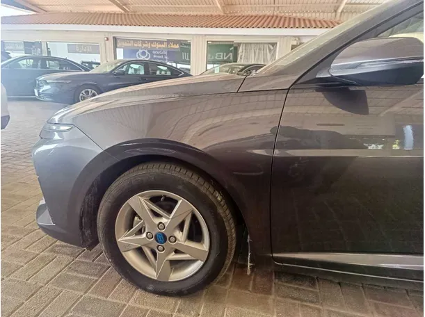 Car image 9