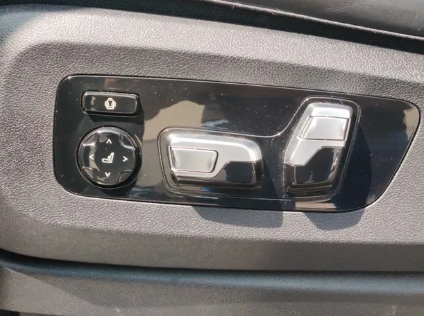 Car image 40