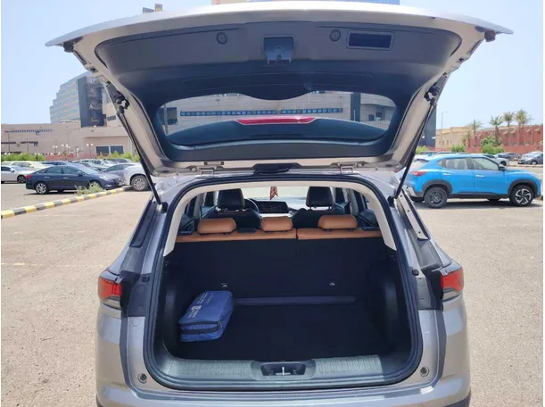 Car image 23