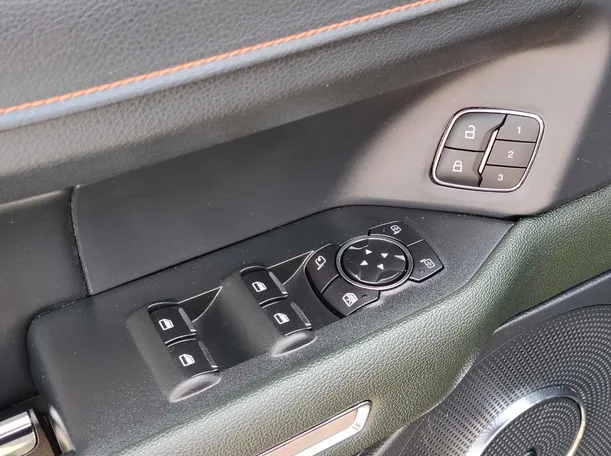 Car image 30