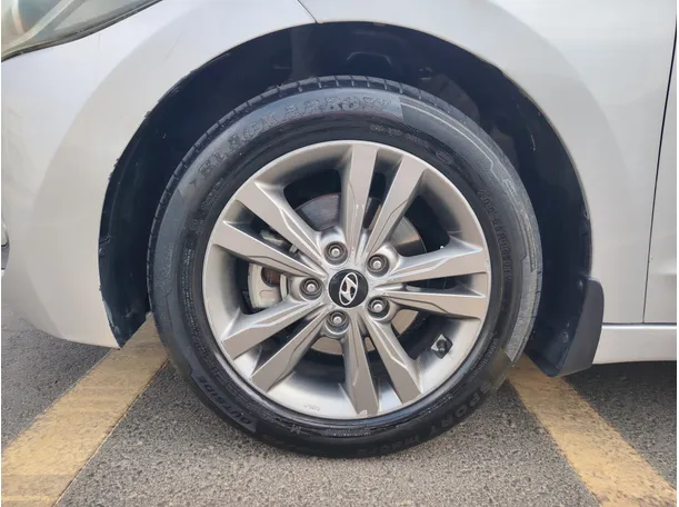 Car image 9