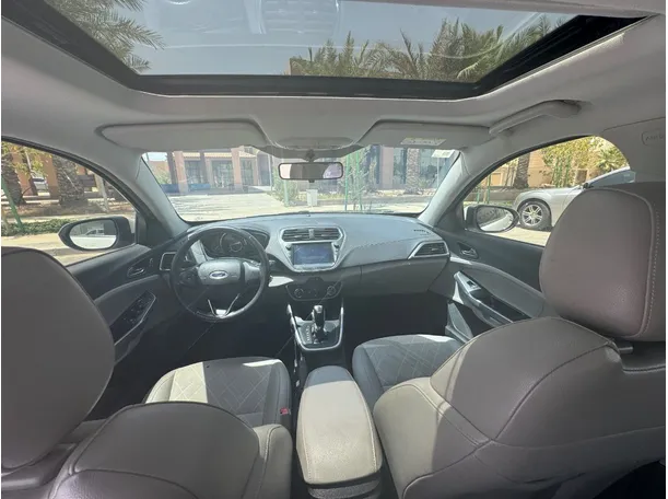 Car image 14