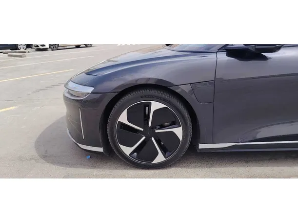 Car image 9