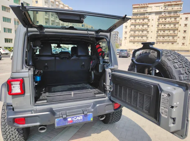 Car image 25