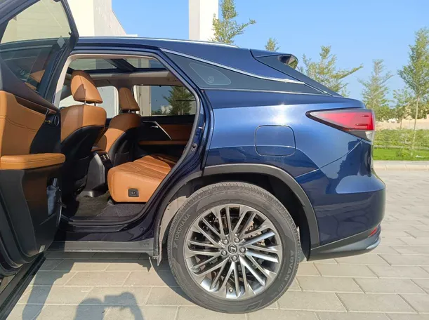 Car image 17