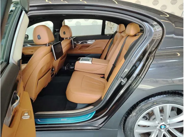 Car image 13