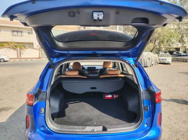 Car image 23