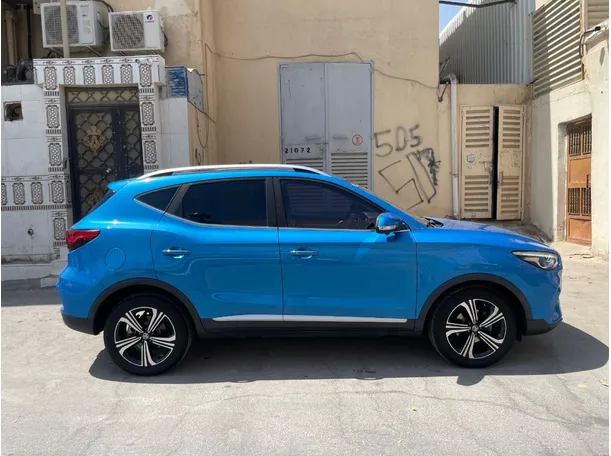 Car image 4