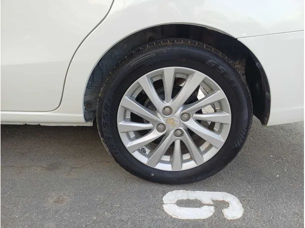 Car image 9