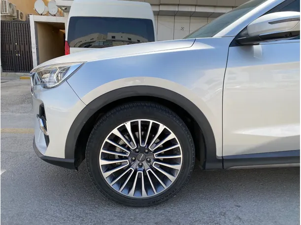 Car image 9