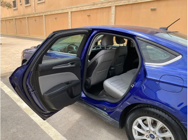 Car image 12