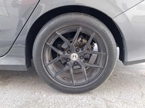 Car image 9