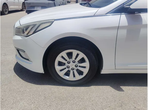 Car image 9