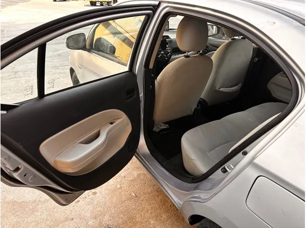 Car image 12